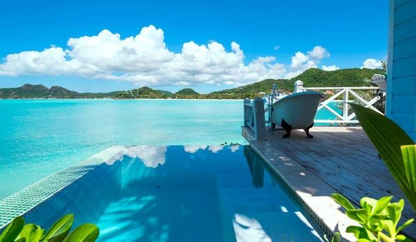 Piscine à débordement privée à côté d’un bungalow