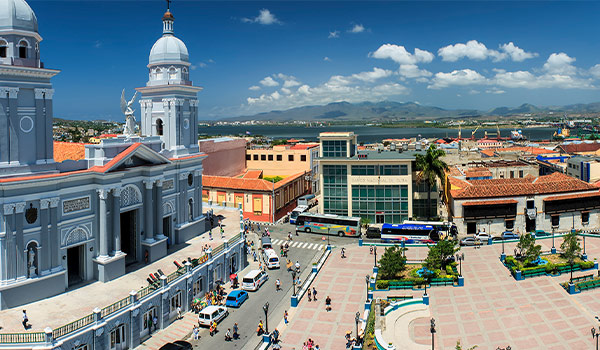 Vue aérienne sur la ville historique de Santiago de Cuba