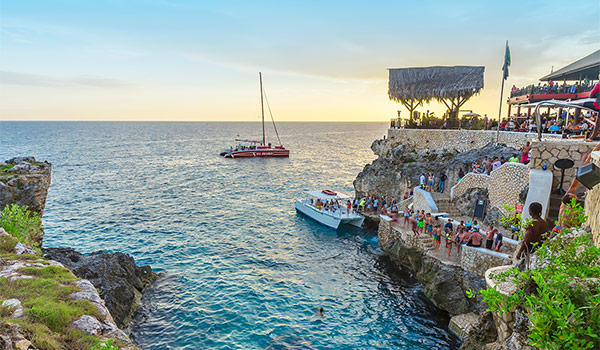 Vue du coucher de soleil depuis une falaise au Rick’s Café