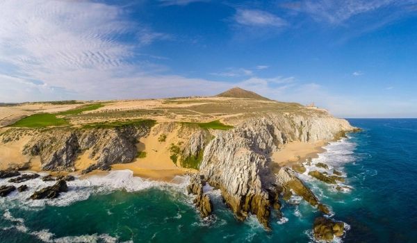 Parcours de golf au sommet d'une splendide falaise surplombant la mer