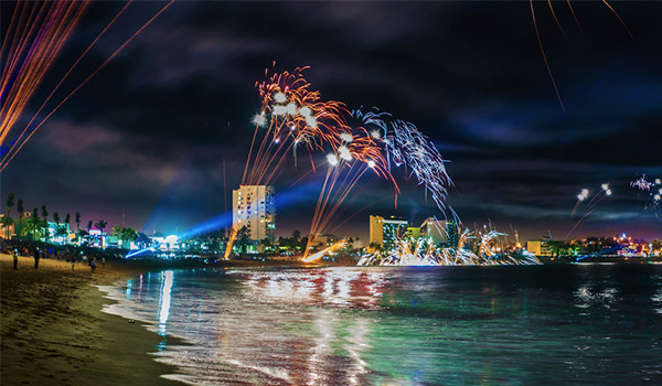 Feux d’artifice illuminant le ciel nocturne de la côte de Mazatlán