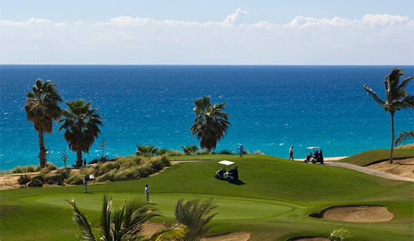 Magnifique parcours de golf donnant sur des eaux étincelantes