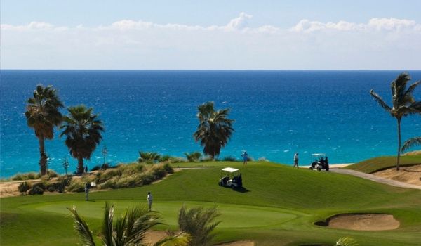 Magnifique parcours de golf donnant sur des eaux étincelantes