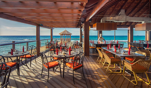 Restaurant en plein sur un quai doté de tables Teppanyaki et surplombant un pavillon donnant sur la mer