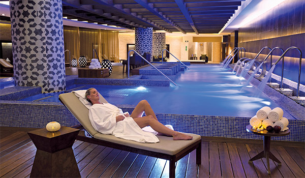 Femme sur une chaise longue au spa