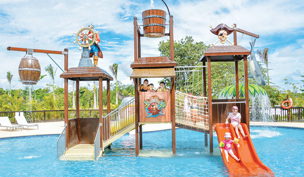 Parc aquatique sur le thème des pirates, doté de jets d’eau et de glissades