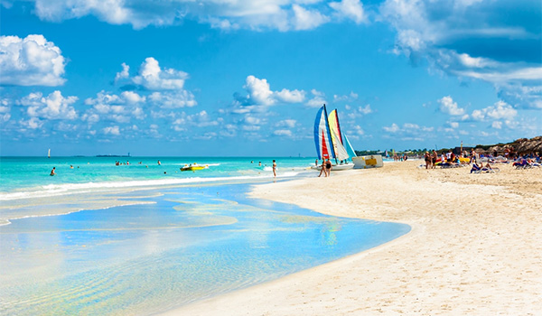 Belle plage avec des catamarans sur le sable
