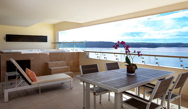 Terrasse luxueuse avec Jacuzzi et vue sur le golfe de Papagayo