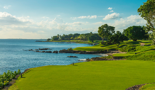Parcours de golf donnant sur la mer