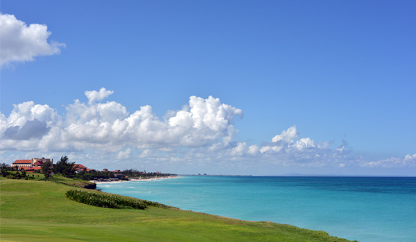 Le magnifique parcours du Varadero Golf Club donnant sur la mer
