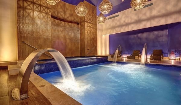 Piscine luxueuse dotée de fontaines