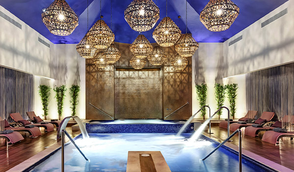 Piscine luxueuse dotée de fontaines