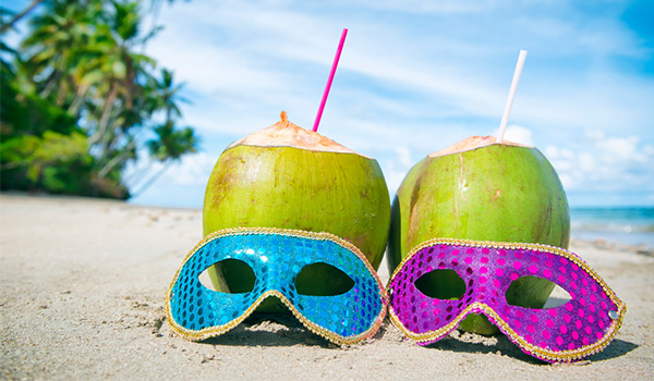 Deux masques devant des noix de coco