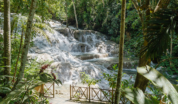 Belvédère surplombant des chutes d’eau ruisselantes