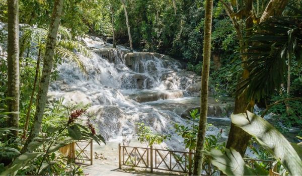 Belvédère surplombant des chutes d’eau ruisselantes