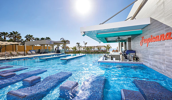 Sparkling pool and swim-up bar