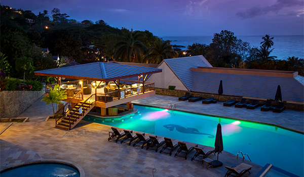 piscine avec vue sur l'océan