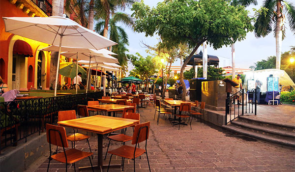 Terrasse extérieure à La Plazuela animée