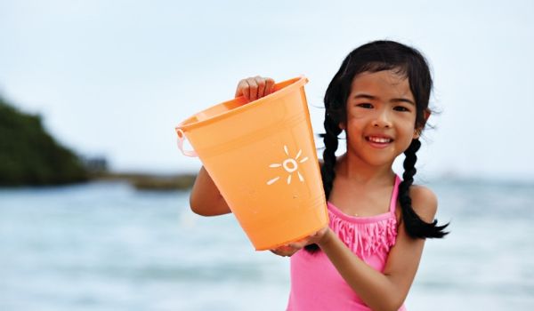 Petit fille avec un seau Sunwing