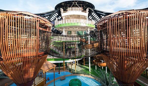 Parc aquatique sur le pont d’un bateau de croisière