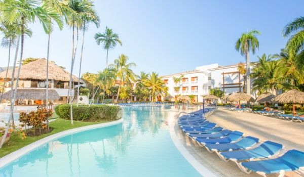 Chaises longues le long d’une plage étincelante au Be Live Collection Marien