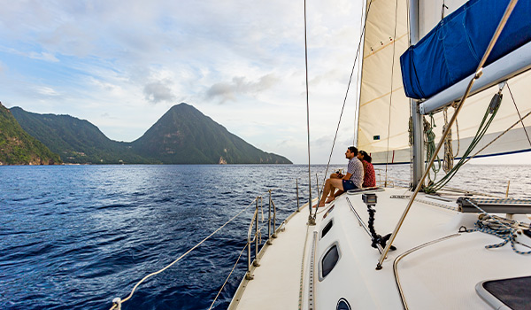 Catamaran avec vue sur des montagnes majestueuses