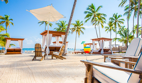 Chaises longues sur une plage de sable blanc