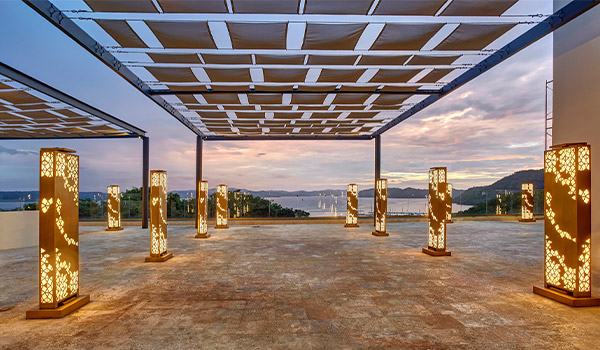 Piscine entourée de cabanas, de chaises longues et de parasols