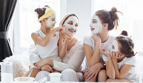 Femme et trois jeunes filles profitant d’un soin du visage