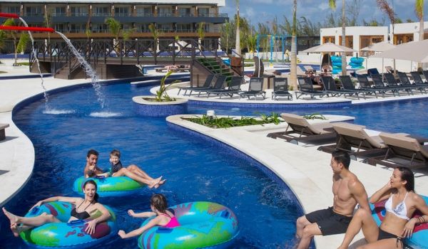 Des vacanciers flottant le long de la rivière tranquille