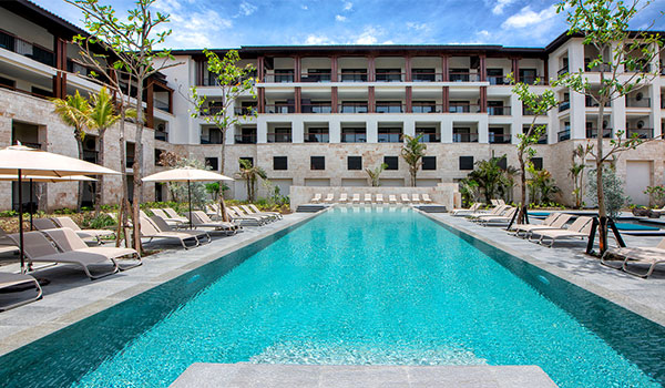 Piscine privée entourée de chaises longues confortables