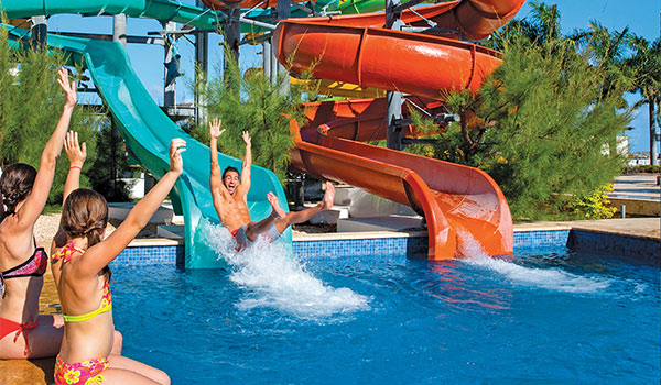 Parc aquatique avec des petites glissades pour tout-petits