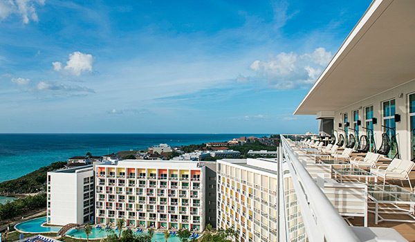 Vues de la splendide plage de Varadero depuis le balcon d’une suite