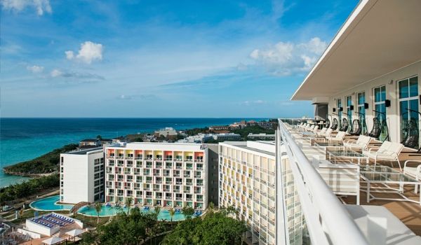 Vues de la splendide plage de Varadero depuis le balcon d’une suite