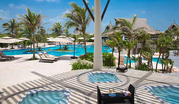 Serviette, plantes et herbes pour un soin traditionnel sur la plage