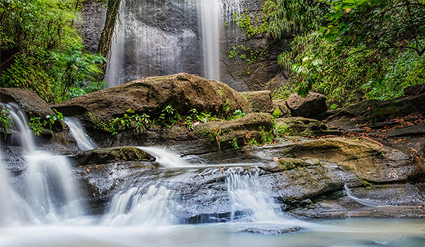 Petites cascades devant une plus grande chute d’eau