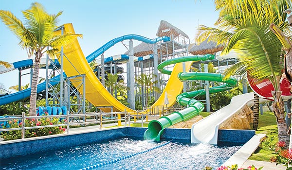 Vue du dessous de glissades en spirale au parc aquatique