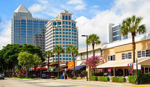 Palm-lined streets of Las Olas Boulevard, featuring patios and trendy boutiques.