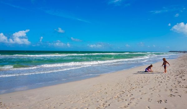 Deux enfants jouant sur la plage