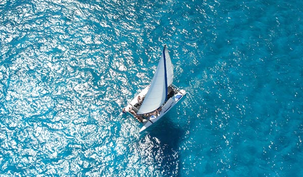 Catamaran au-dessus d'un récif corallien vu des airs