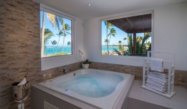 Jacuzzi pour deux personnes dans la suite avec vue sur la côte de Punta Cana