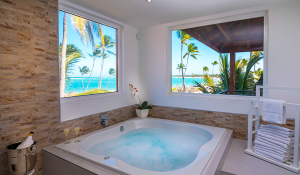 Jacuzzi pour deux personnes dans la suite avec vue sur la côte de Punta Cana