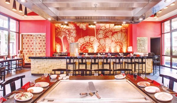 Restaurant à thème asiatique avec table de cuisson Teppanyaki