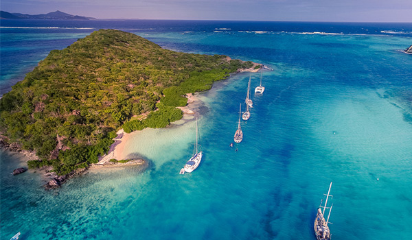 Bateaux voguant le long de Tobago vus des airs