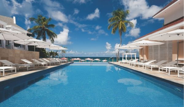 Piscine à débordement donnant sur la côte caribéenne