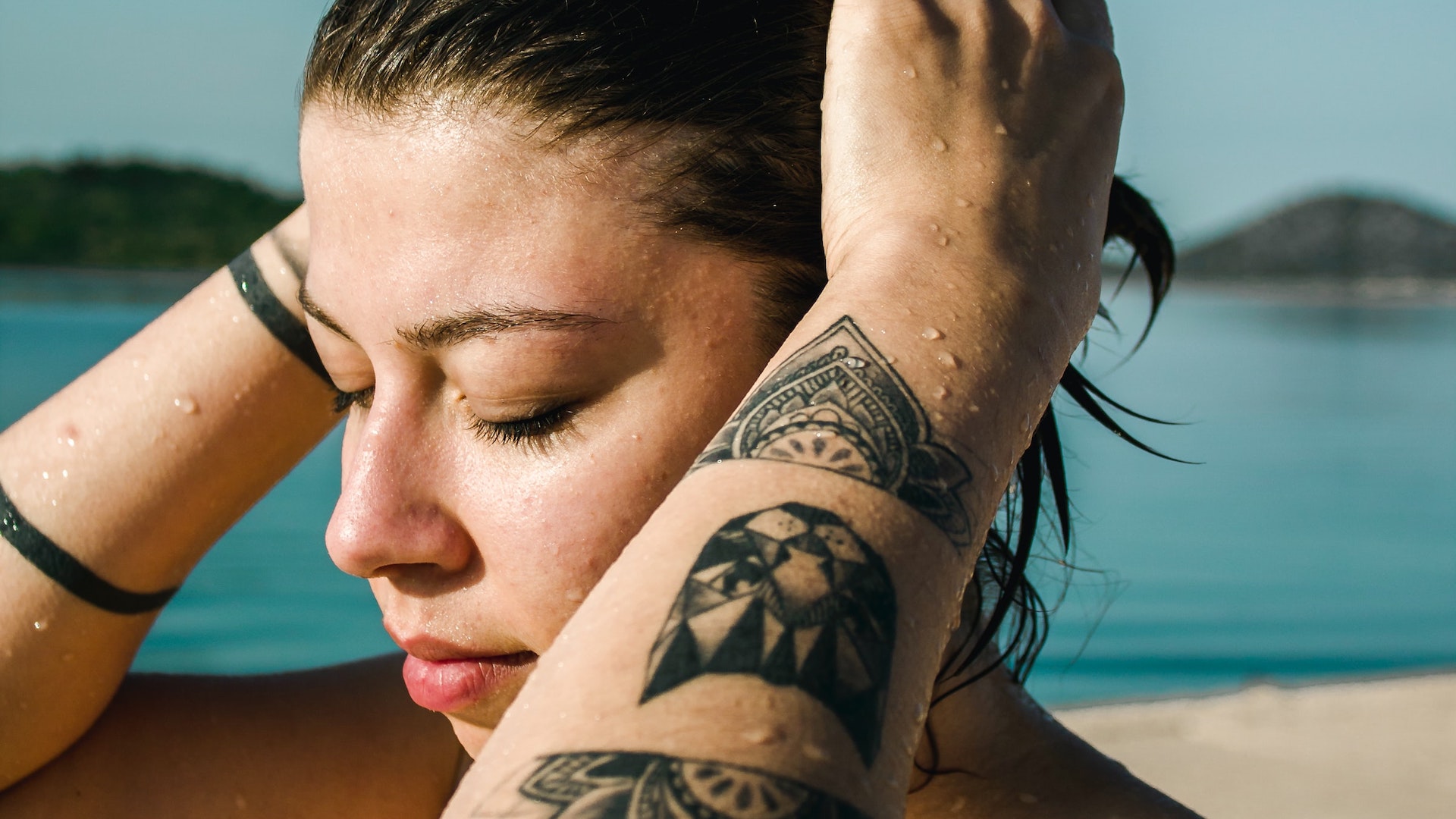 Tattoos vor Sonnenbrand schützen Titeldbild