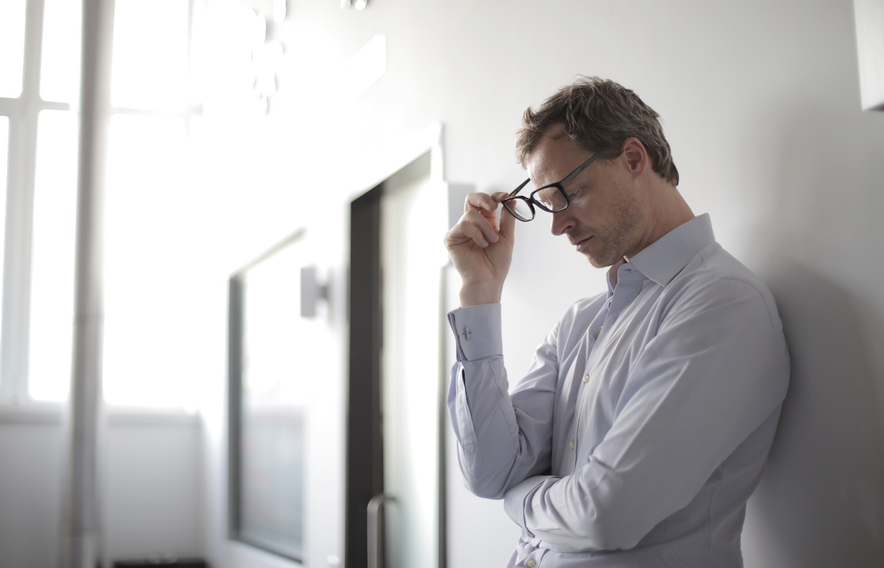 Homme souffrant d'anxiété.