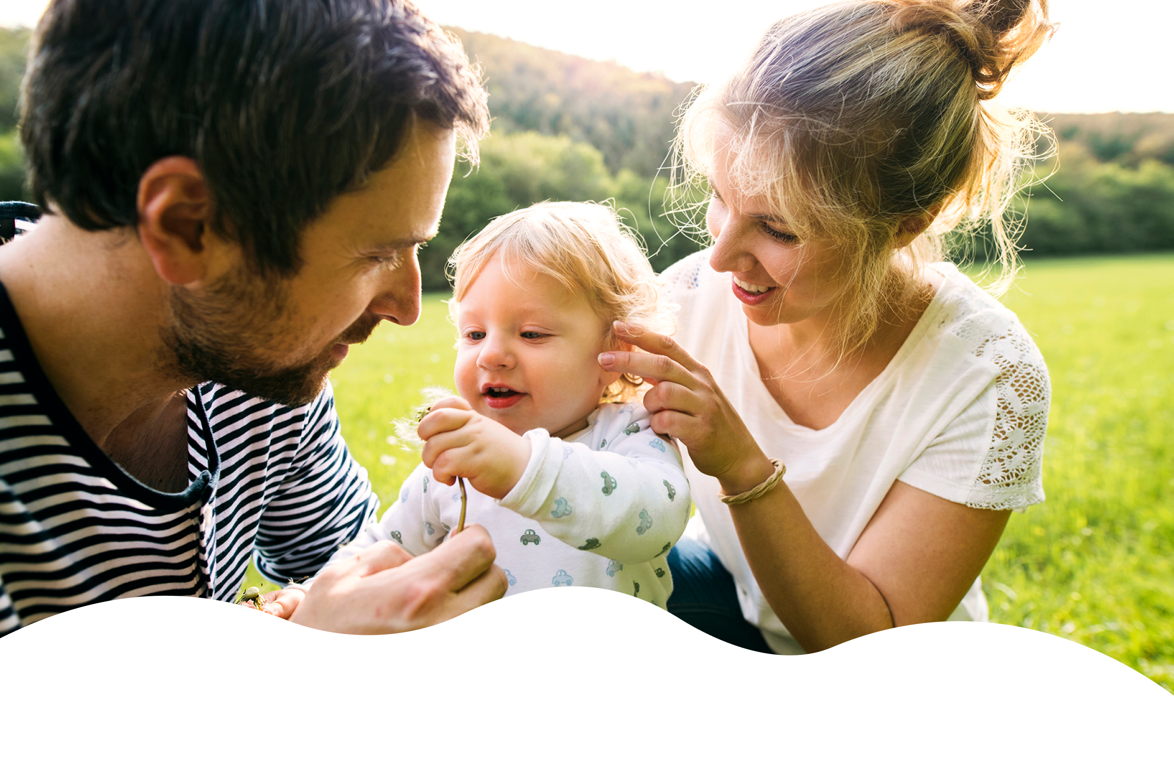 Bilde av en mamma og en pappa og deres barn