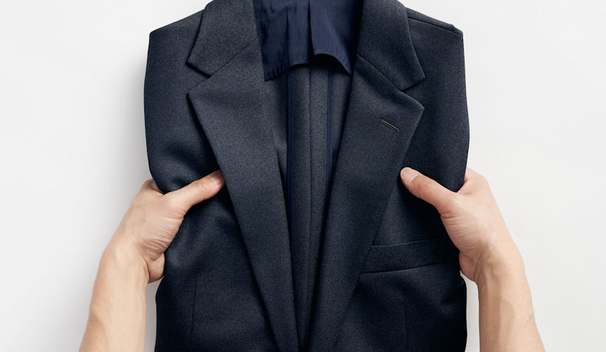 スーツの持ち運び方法と注意点とは 畳み方やおすすめの防シワスーツも紹介 Answer