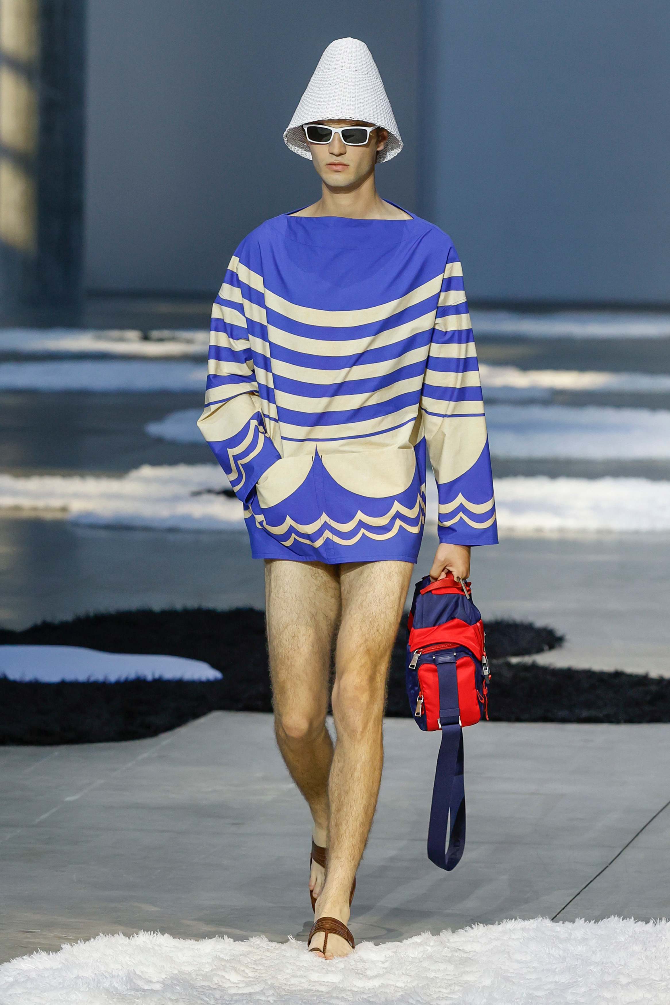 【美品】PRADA 半袖シャツ リゾートコレクション ランウェイ 美品】PRADA 半袖シャツ リゾートコレクション ランウェイ ミラノ